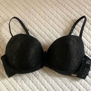 TAHARI 38C black wired padded cup bra in great barely worn preowned condition